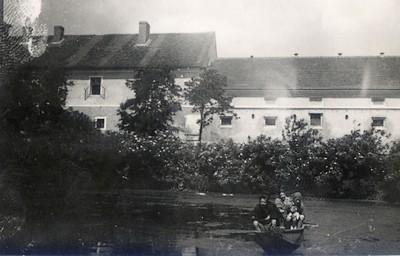 Dvůr