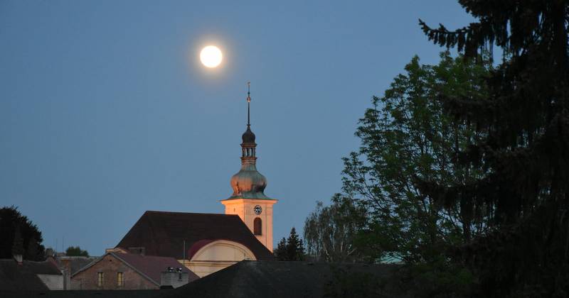 měsíc