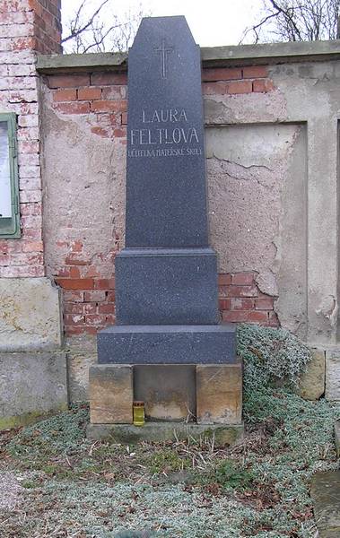 hrob L. Feltlové na smiřickém hřbitově