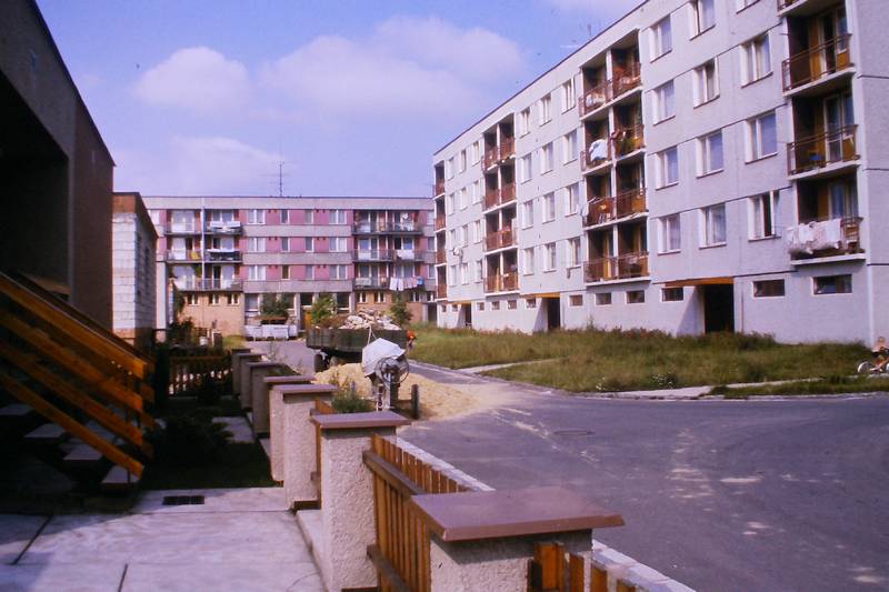 město