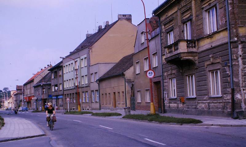město