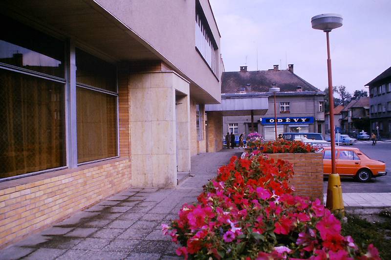město