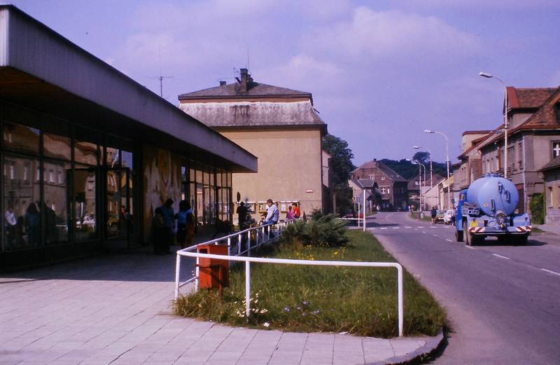 město