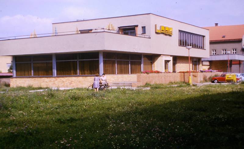 město