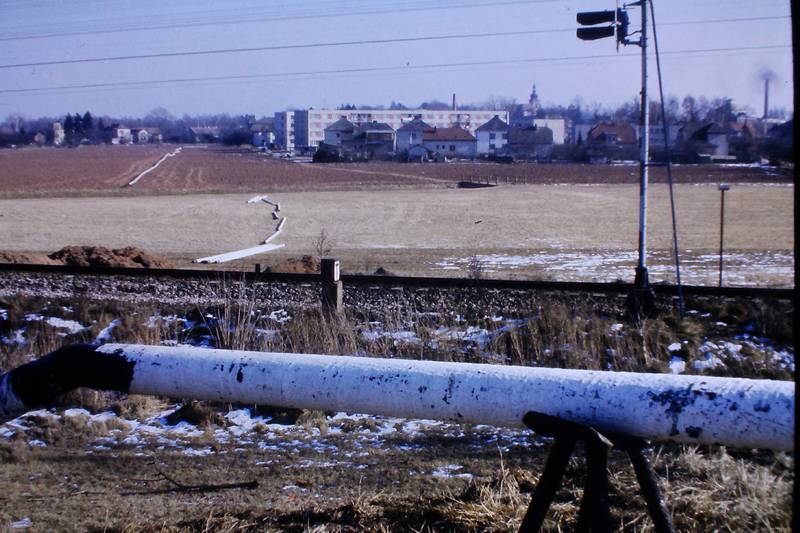město