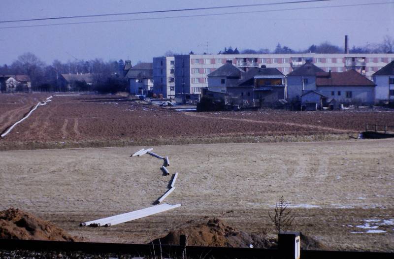 město