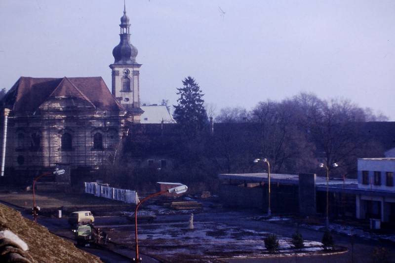 město
