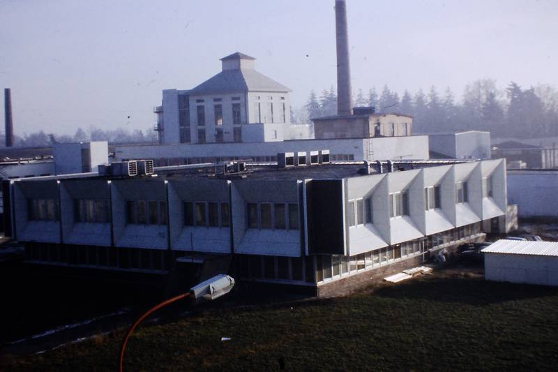 město