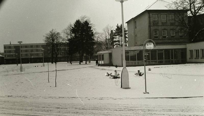 město