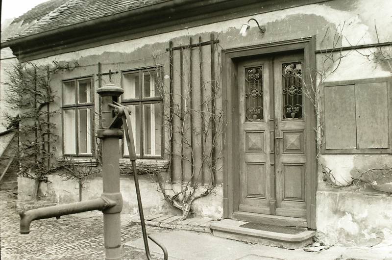 město