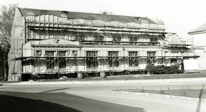 město