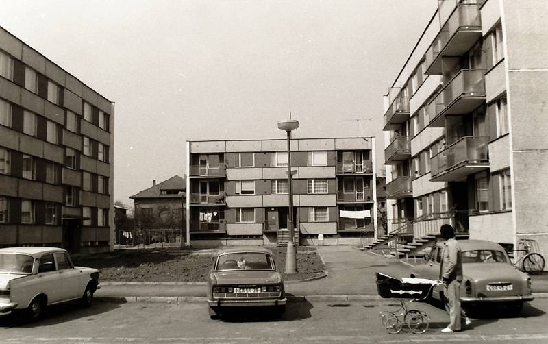 město