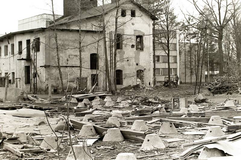 město