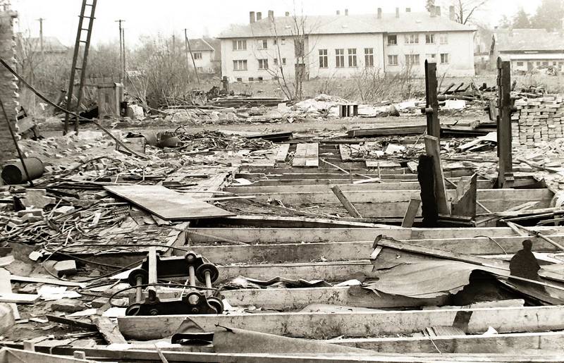 město