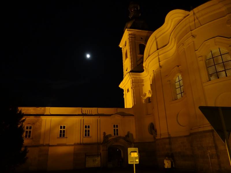 večerní kostel