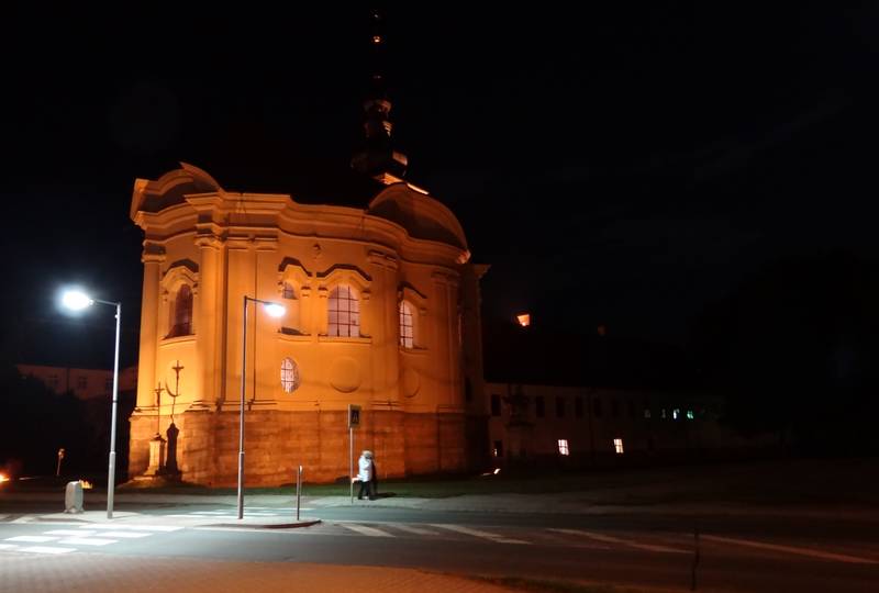 večerní kostel